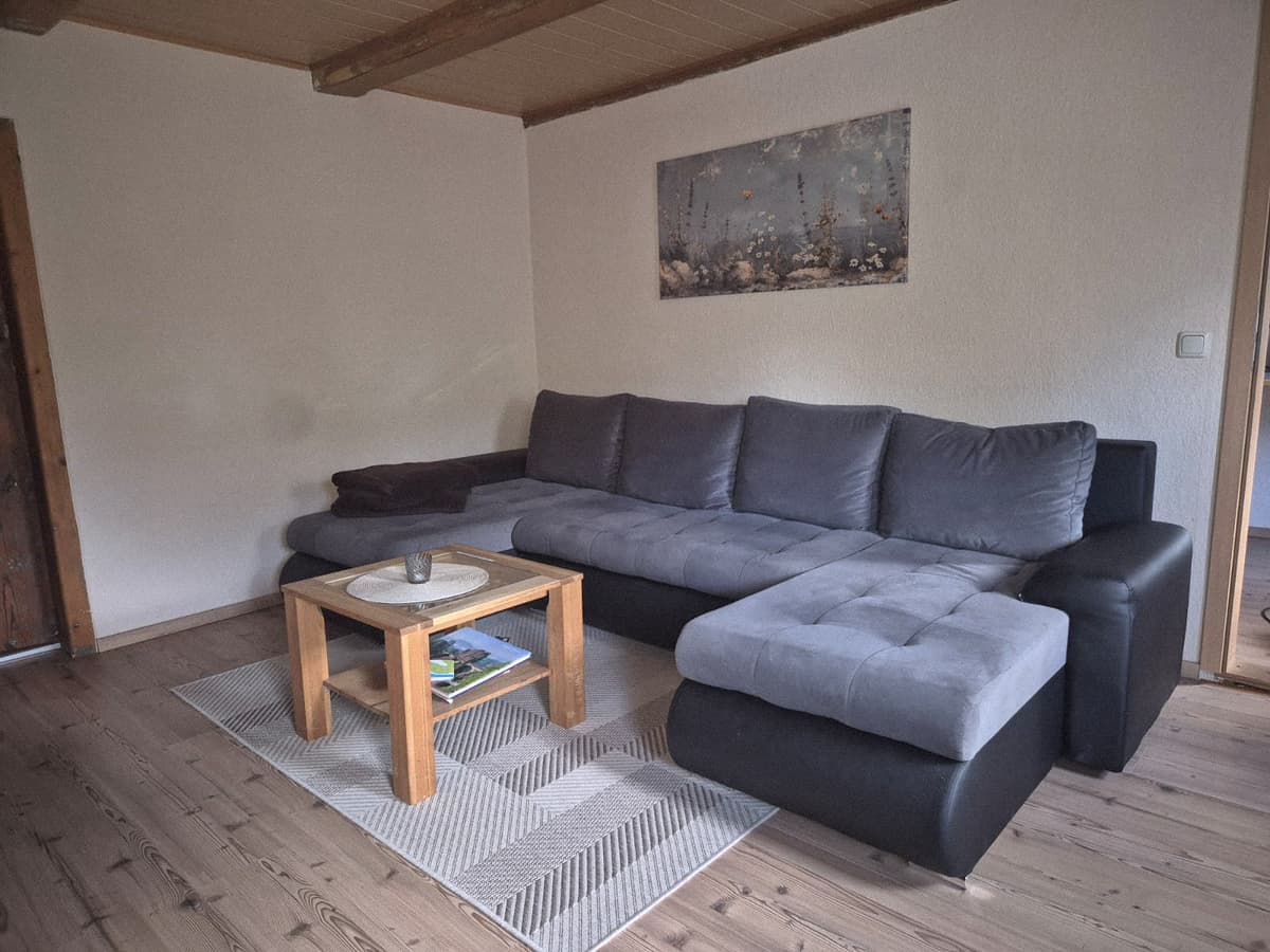 Sitzgruppe unter den historischen Deckenbalken der großen Ferienwohnung