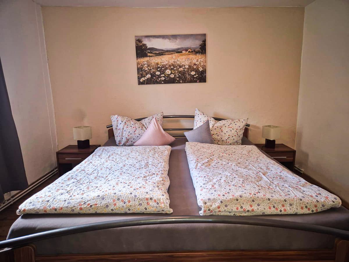 Schlafzimmer der großen Ferienwohnung mit Doppelbett